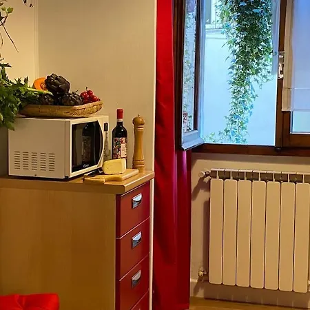 San Lorenzo In Red Apartment