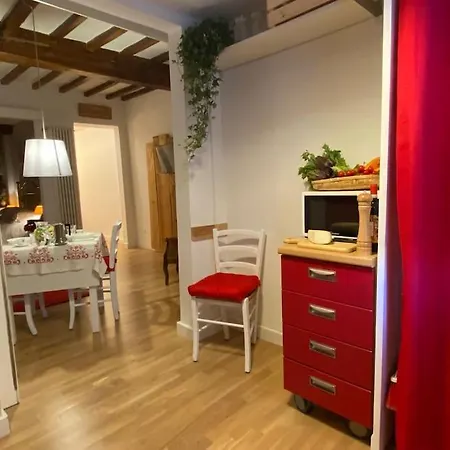 San Lorenzo In Red Apartment