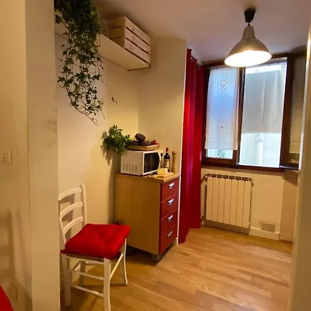 San Lorenzo In Red Apartment