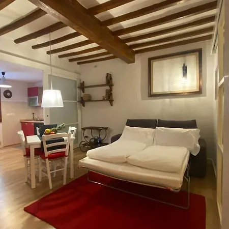 San Lorenzo In Red Apartment